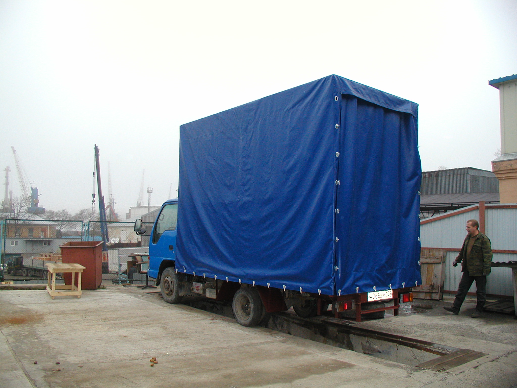 Маз тент 2х мостовой. Тентовый фургон. Тент грузовой. Кузов тентованный грузовой 2т. Газель 2704.